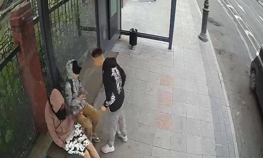 Инцидент на остановке общественного транспорта: во Владивостоке ищут злоумышленника