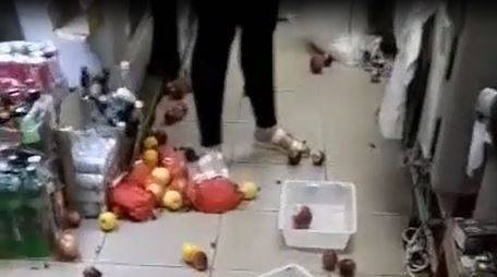 Агрессивная женщина устроила погром в продуктовом магазине в Приморье