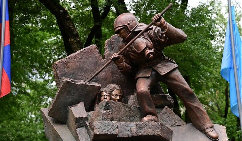 Во Владивостоке открыли памятник пожарному Во Владивостоке открыли памятник пожарному