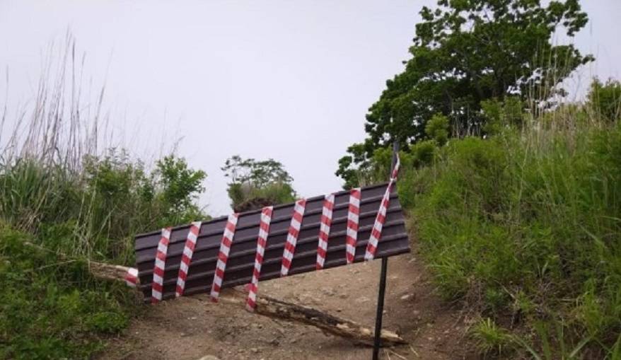 Авто сорвалось со скалы: Опасный участок оградили спасатели Авто сорвалось со скалы: Опасный участок оградили спасатели