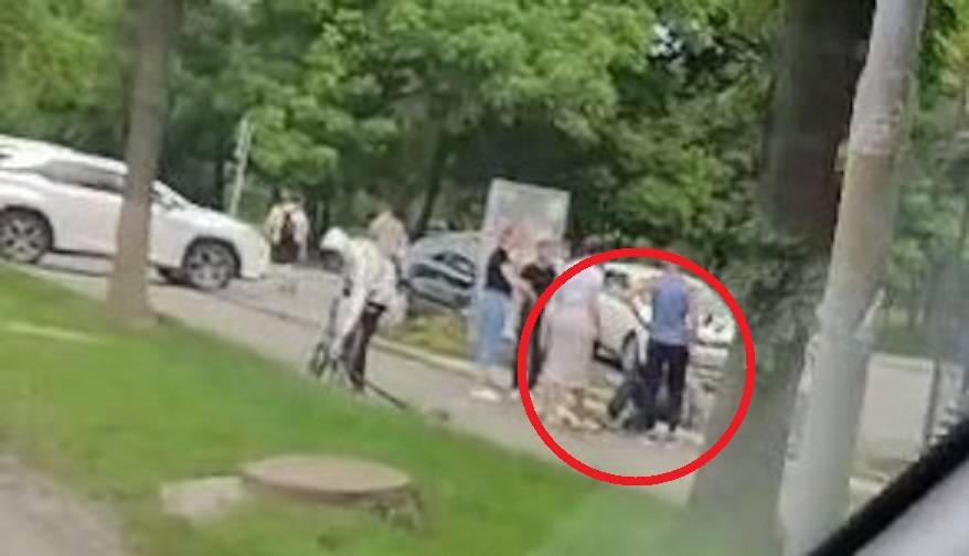 «В эти минуты»: Происшествие на тротуаре - люди собрались вокруг пожилого мужчины «В эти минуты»: Происшествие на тротуаре - люди собрались вокруг пожилого мужчины