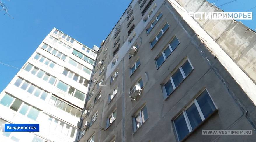 Немолодая парочка не дает покоя жителям многоквартирного дома