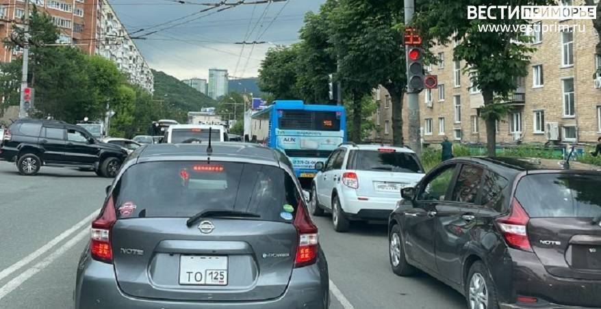 «Уже час стоим»: Пробка сковала движение во Владивостоке «Уже час стоим»: Пробка сковала движение во Владивостоке