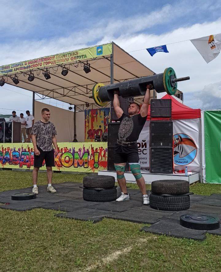 Силовой экстрим: шины большегрузов кидали как пушинки в Арсеньеве Силовой экстрим: шины большегрузов кидали как пушинки в Арсеньеве