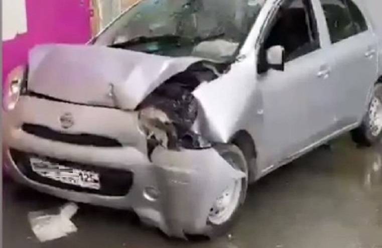 В стену дома влетел автомобиль