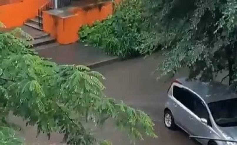 Дожди устроили «ловушку» в одном из дворов Владивостока Дожди устроили «ловушку» в одном из дворов Владивостока