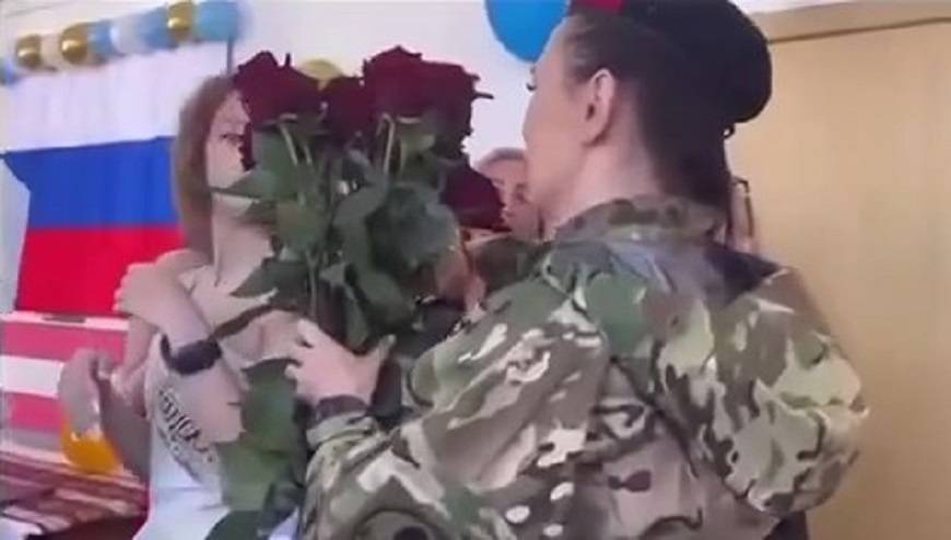 Кадры видео – до слез: Мать прибыла из зоны СВО, чтобы поздравить дочь-выпускницу