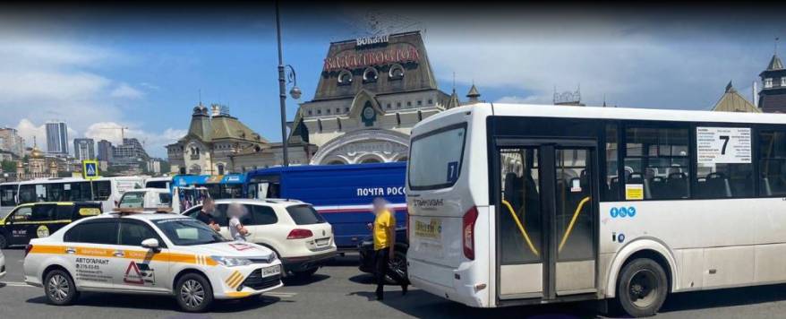 Пассажирский автобус устроил ДТП и большую автопробку в центре Владивостока