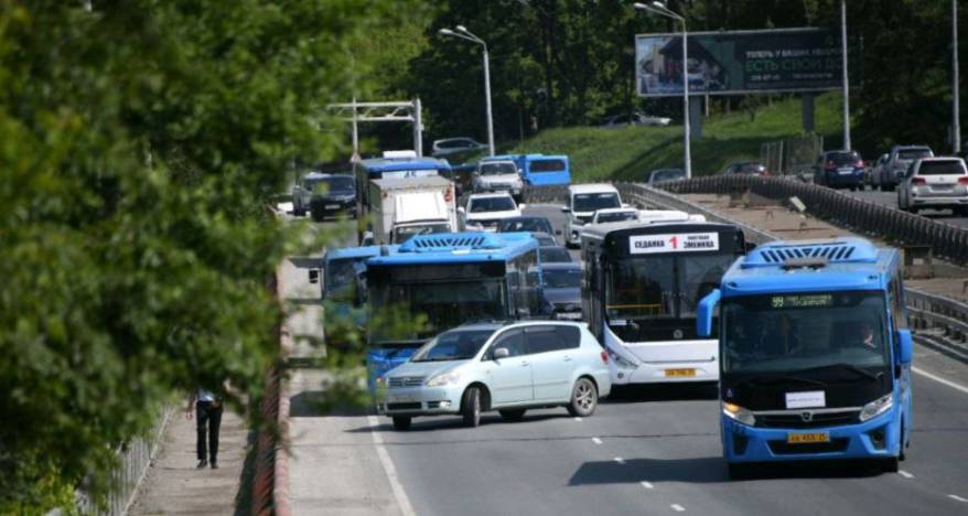 Водители автобусов устроили «разборки» посреди Некрасовского путепровода во Владивостоке