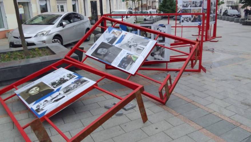 Стихия уже бушует во Владивостоке - ветром повалило стенды в центре города