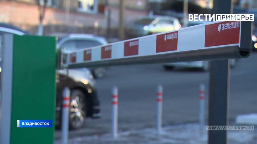 Во Владивостоке перекрыли движение по дороге к популярному торговому центру