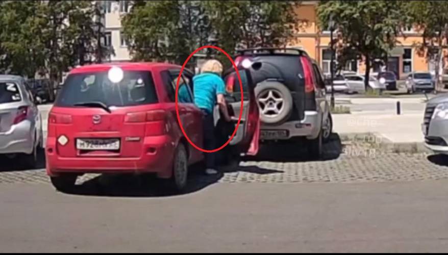 Блондинка на красной машинке натворила «шороху» на парковке и скрылась