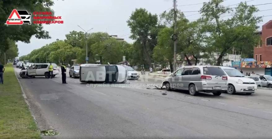 Жесткое ДТП в Приморье: от мощного удара одно авто перевернулось