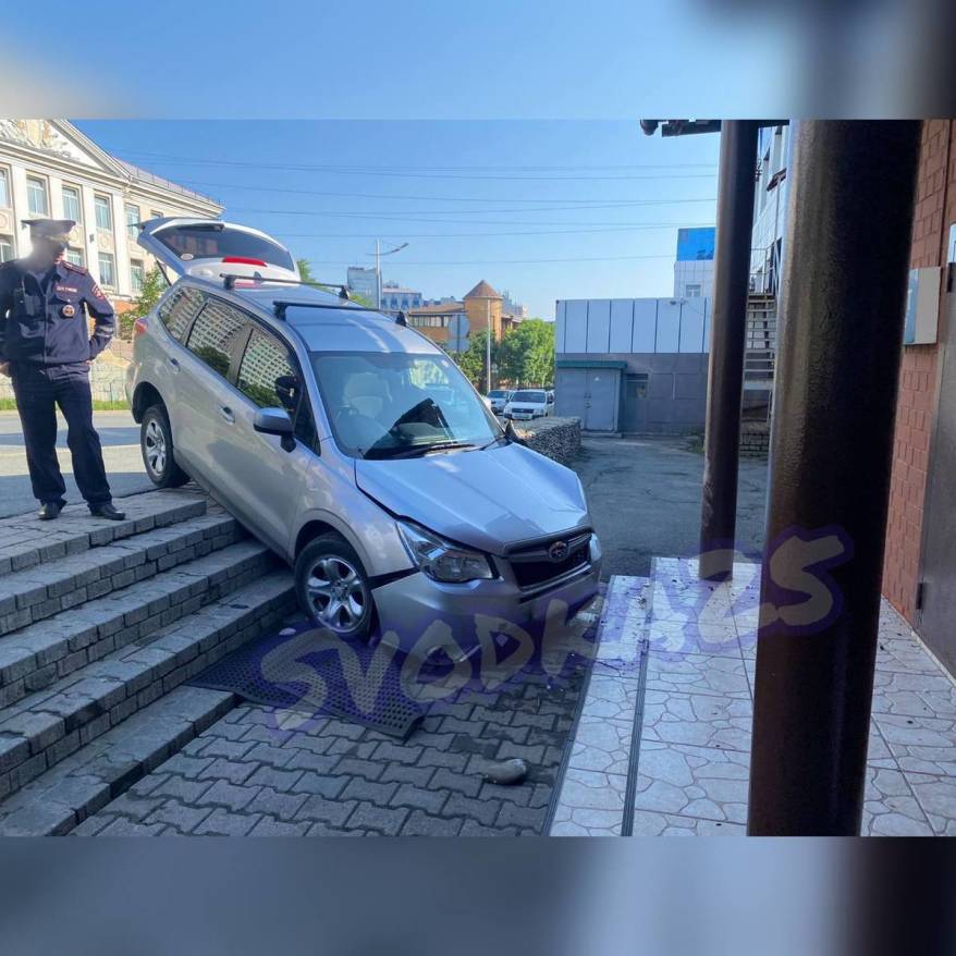 Во Владивостоке автомобиль врезался в крыльцо кафе карачаевской кухни
