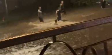 "Спасали таксиста и весело купались": владивостокцы делятся новыми видео вчерашнего потопа