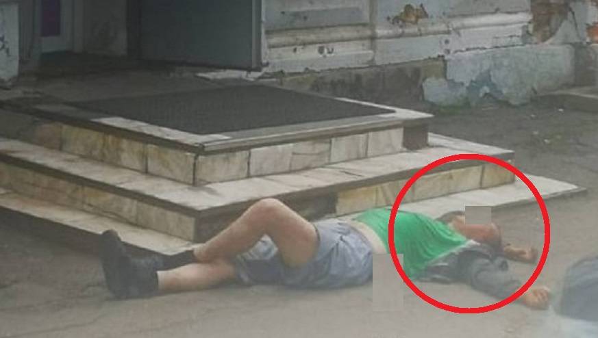 «Ей уже все равно»: Ситуация у входа в алкомаркет напугала горожан