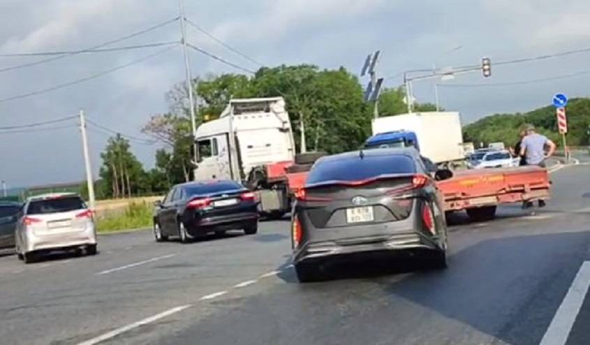 Длинномер поперек дороги: Массовая авария – на трассе