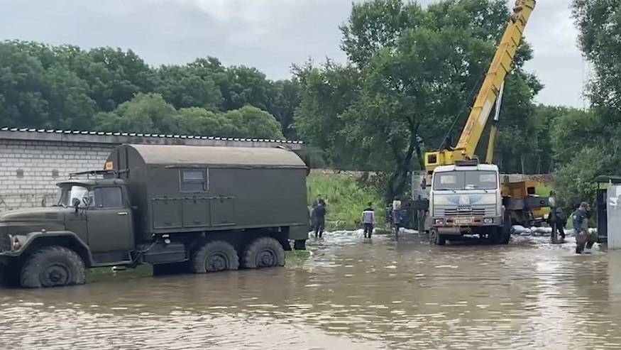 Укреплять дамбу в Уссурийске продолжают спасатели и рабочие Укреплять дамбу в Уссурийске продолжают спасатели и рабочие