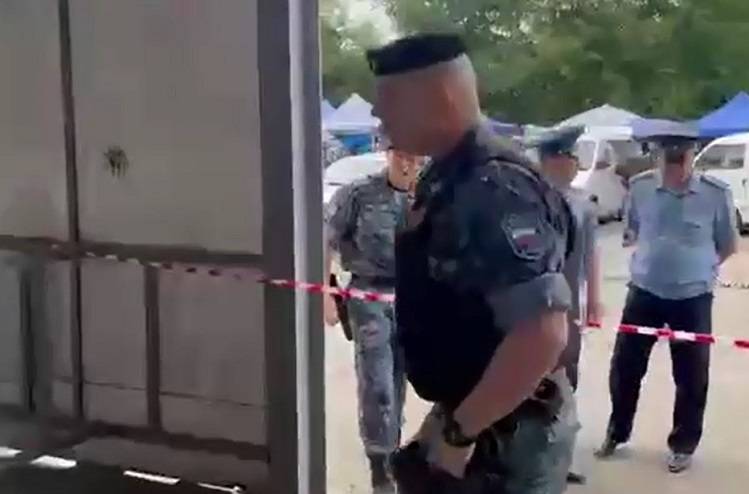 Силовики нагрянули в популярный торговый центр во Владивостоке