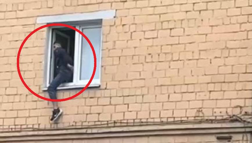 «Муж домой, а он в окно?»: «человек-паук» интересным способом покинул квартиру «Муж домой, а он в окно?»: «человек-паук» интересным способом покинул квартиру