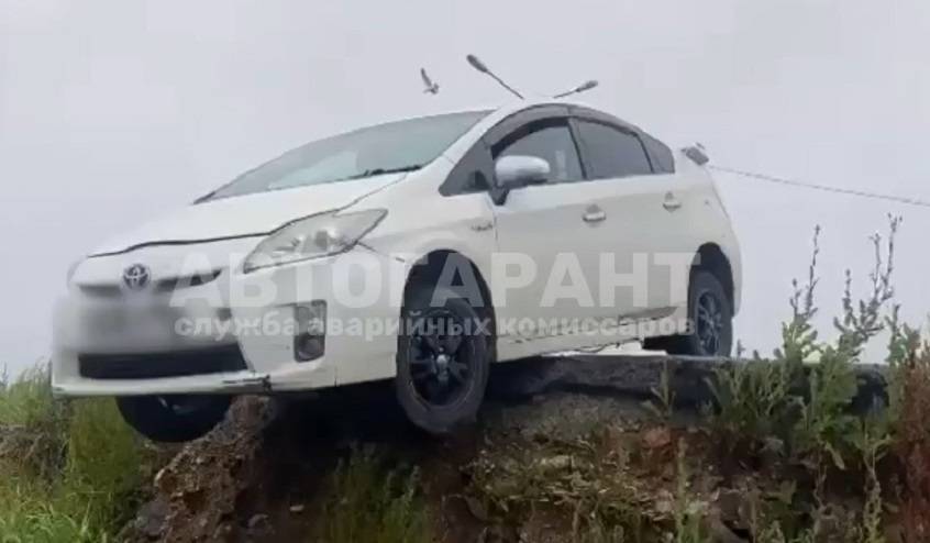 Авто едва не рухнуло в море со спящим водителем