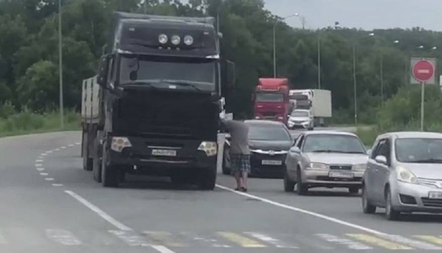 «Назвал сексотом и хотел задавить»: Инцидент на дороге сняли на видео