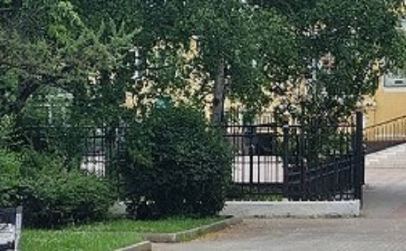 «Из пятой точки рука торчит?»: Ситуация у баннера озадачила горожан «Из пятой точки рука торчит?»: Ситуация у баннера озадачила горожан