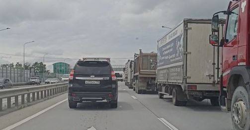 Жуткая автомобильная пробка образовалась в сторону аэропорта Владивостока