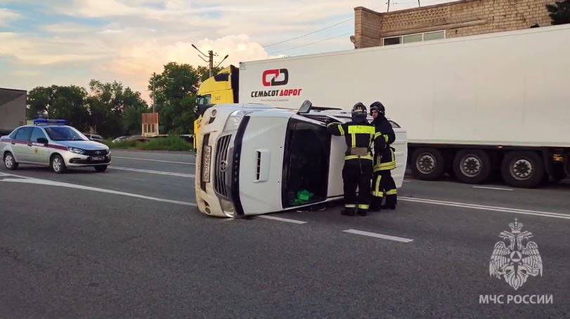 Удар был мощный: спасатели пришли на помощь водителю, пострадавшему в ДТП