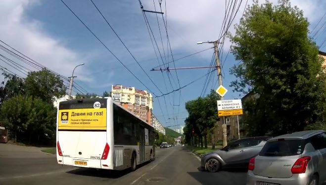 Лихач на автобусе "налип" на штраф во Владивостоке