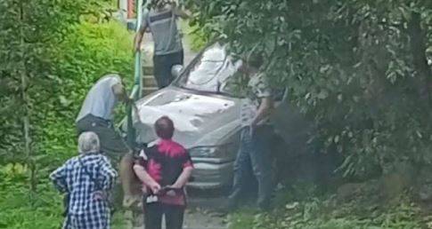 Во Владивостоке автомобиль скатился по лестнице Во Владивостоке автомобиль скатился по лестнице