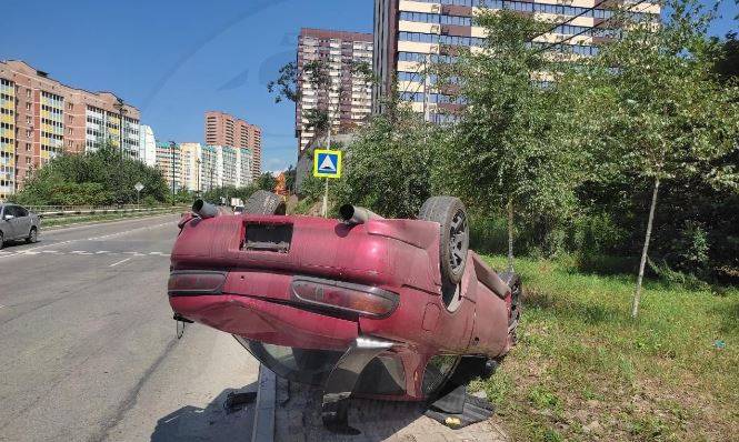 Авто на крыше: скорая увезла пострадавшего в серьезном ДТП во Владивостоке