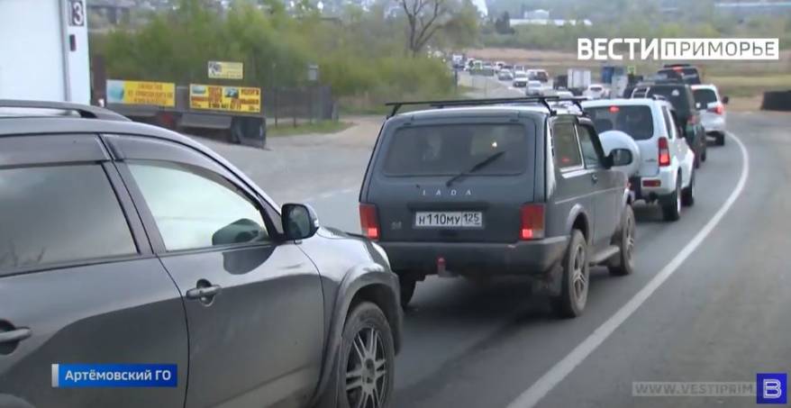 По дороге на самый популярный пляж Владивостока образовалась пробка