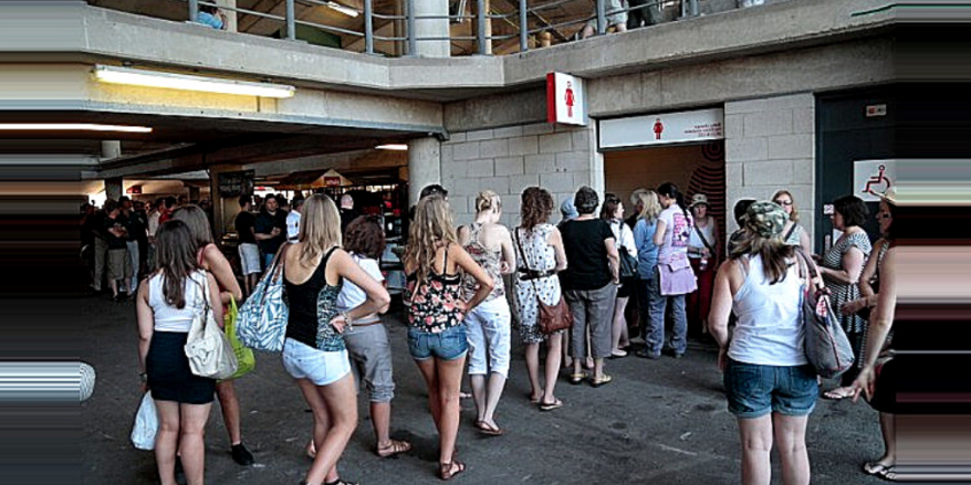 Девушке выбили глаз за то, что она "слишком долго пребывала в дамской комнате"