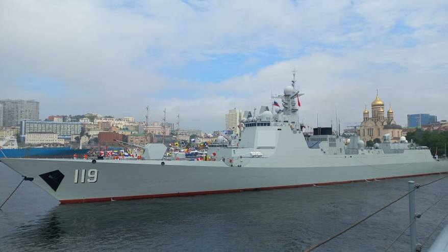 В порту Владивосток швартуются военные корабли КНР