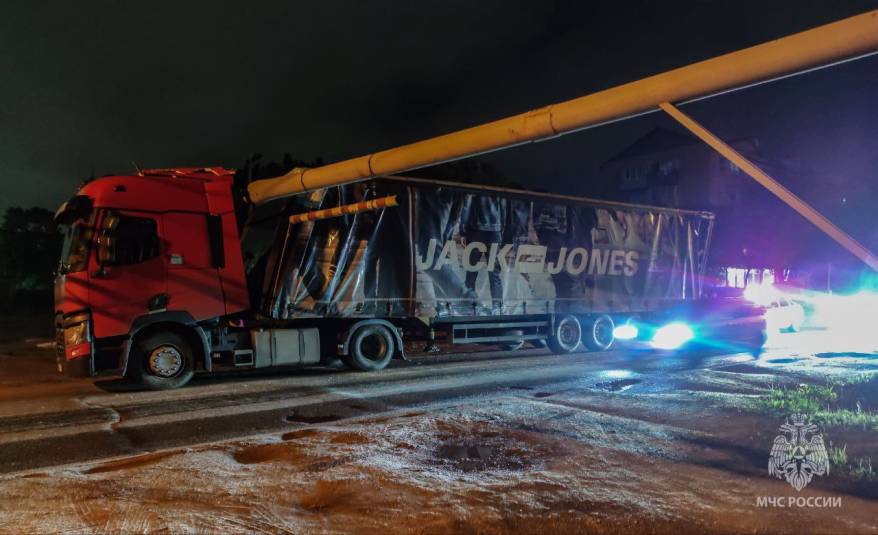 Мгновенная кара: большегруз попал в "западню" на дороге в Приморье