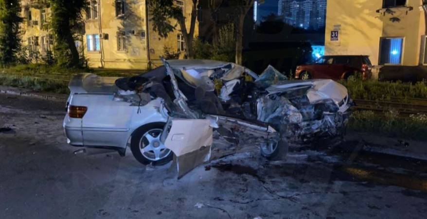 Mark II влетел в припаркованный КамАЗ во Владивостоке: водитель погиб