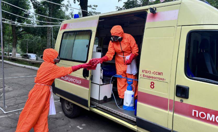 Люди в защитной экипировке замечены возле Тысячекоечной больницы во Владивостоке Люди в защитной экипировке замечены возле Тысячекоечной больницы во Владивостоке