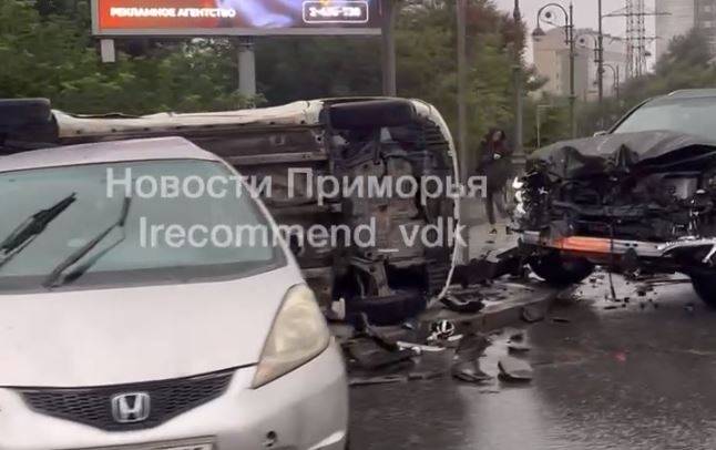 Три человека в скорой: страшный "замес" из трех машин в центре Владивостока