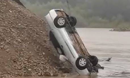 Автомобиль улетел с моста в Приморье