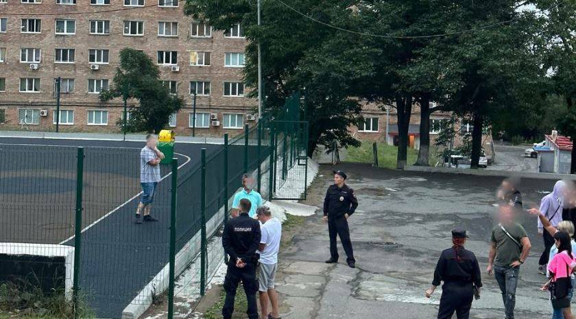 "Мужчина в крови": инцидент в жилом микрорайоне Владивостока всполошил горожан