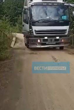 Грузовик застрял на сложившемся мосту в Приморье