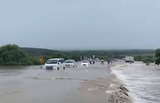 В Приморье полицейские обеспечивают безопасность граждан и их имущества в условиях ЧС