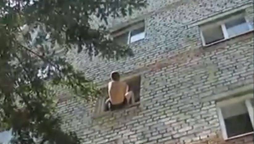 Мужчина выпал из окна в Приморье