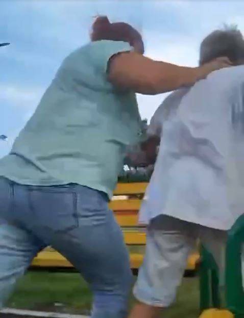 Соцсети "понимают" действия женщины, применившей силу к ребенку в Новоникольске