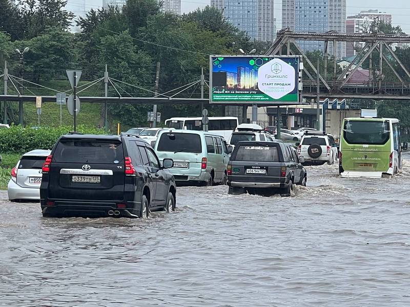 Во Владивостоке развернули круглосуточный оперативный штаб в связи с обрушившимся ливнем Во Владивостоке развернули круглосуточный оперативный штаб в связи с обрушившимся ливнем