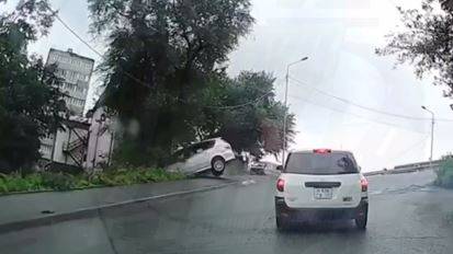 "Водить - явно не ее": во Владивостоке универсал улетел с косогора