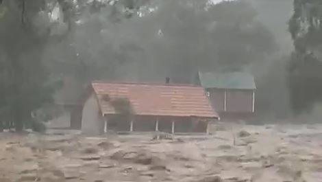 "Дом поплыл": страшную картину разгула стихии в Приморье сняли на видео