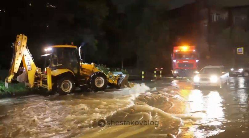 Во Владивостоке продолжают устранять последствия прошедшего циклона