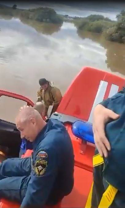 Машина МЧС утонула в Приморье